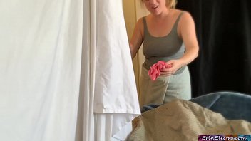 Женщина с мягкими титьками пятого размеров снимает одежду догола в отеле