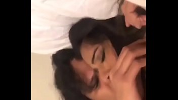 Муж в презервативе записывает на камеру секс со своей женой