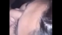 Молоденькая шлюха с крошечными сисяндрами бреет пизду перед любительской камерой